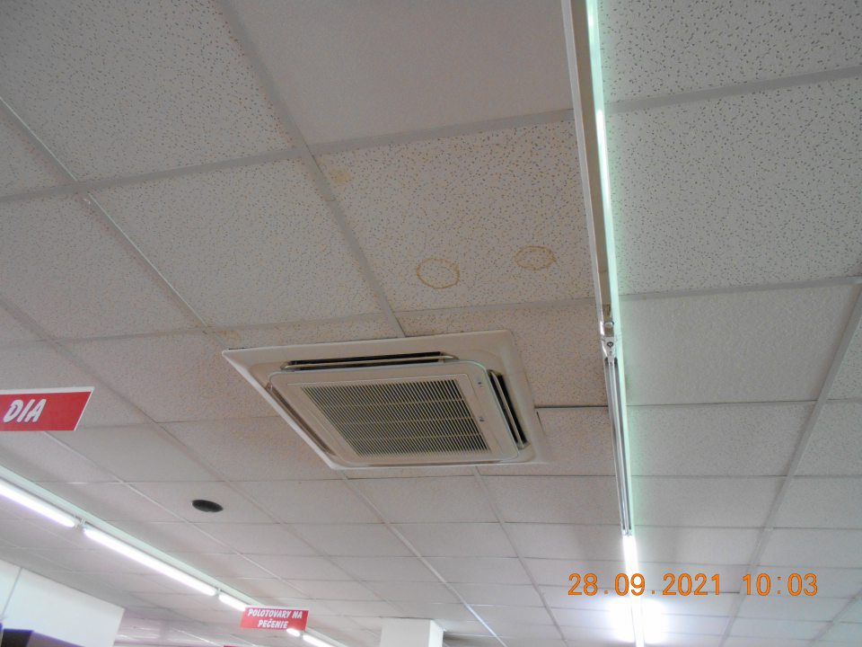 Zatečené stropné kazety na predajnej ploche