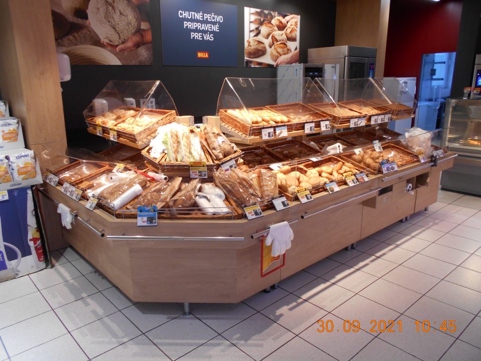 Zistený nehygienický predaj nebalených pekárskych výrobkov na predajnej ploche, a to bez ich dostatočného zakrytia.