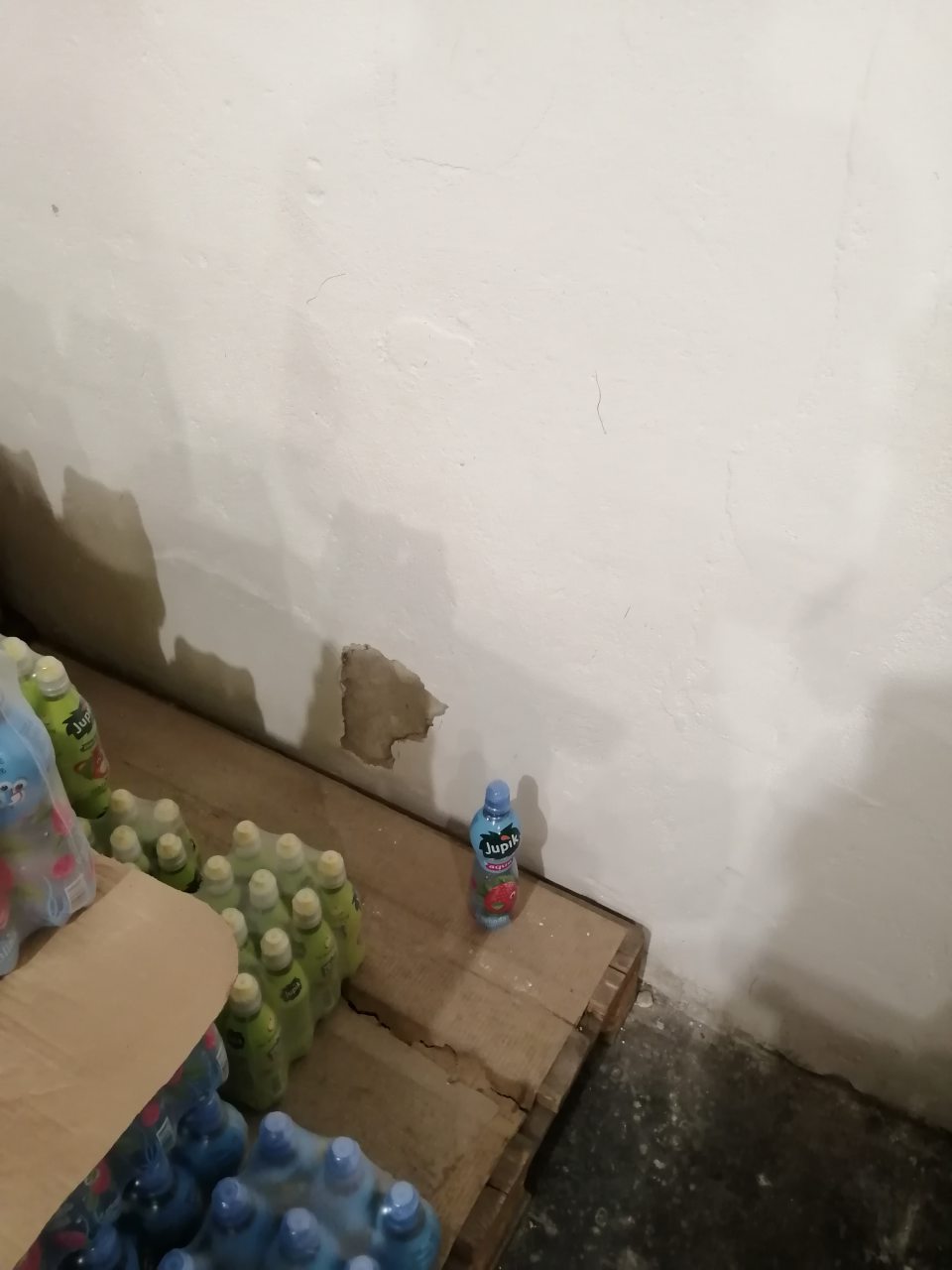 -Znečistené klimatizačné jednotky nad regálmi s uloženými mliečnymi výrobkami v sklade mliečnych výrobkov. -Poškodená spodná časť dreveného sokla v sklade v uchovávanými slepačími vajcami. - Poškodená, obitá spodná časť steny v dolnom sklade so skladovanými nealko nápojmi.