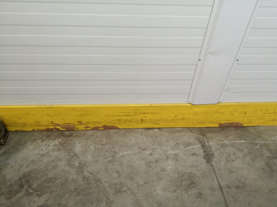 -Znečistené klimatizačné jednotky nad regálmi s uloženými mliečnymi výrobkami v sklade mliečnych výrobkov. -Poškodená spodná časť dreveného sokla v sklade v uchovávanými slepačími vajcami. - Poškodená, obitá spodná časť steny v dolnom sklade so skladovanými nealkonápojmi.