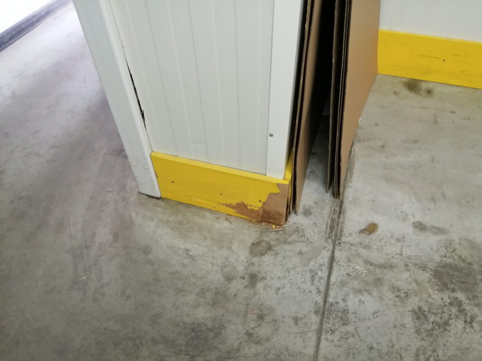 -Znečistené klimatizačné jednotky nad regálmi s uloženými mliečnymi výrobkami v sklade mliečnych výrobkov. -Poškodená spodná časť dreveného sokla v sklade v uchovávanými slepačími vajcami. - Poškodená, obitá spodná časť steny v dolnom sklade so skladovanými nealkonápojmi.