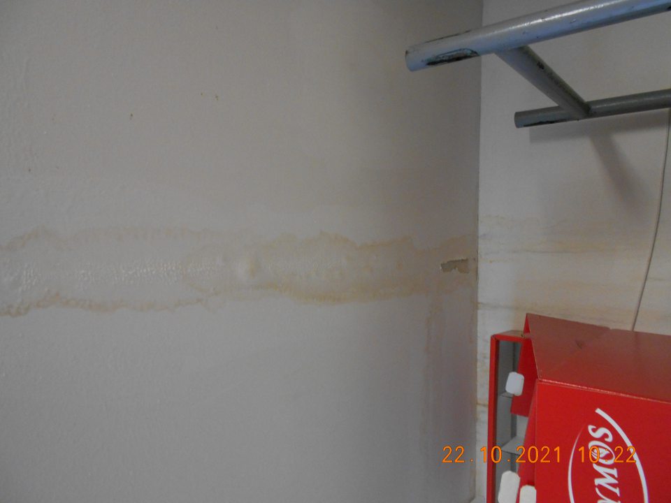 Zistený zatečený strop na predajni v blízkosti mäsového kútika, ako aj zatečený strop a poškodená stena v sklade nad regálmi so suchými potravinami..