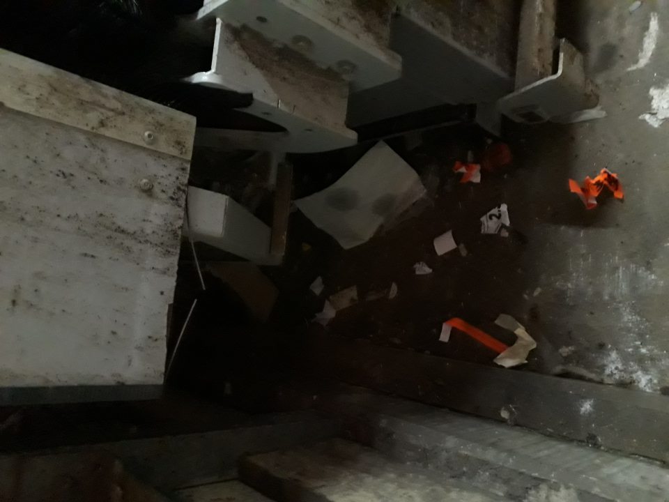 Okolie lisu na likvidáciu nevratných obalov veľmi znečistené zbytkami obalov, prachu.