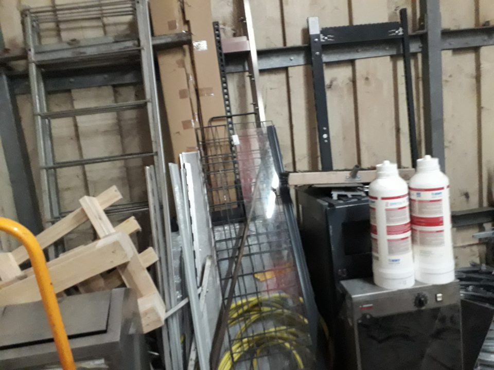 V blízkosti lisu skladované rôzne predmety, nesúvisiace s činnosťou, vyradené kovové regály, zbytky drevených paliet, ktoré sú zaprášené a vytvárajú vhodné skrýše pre škodcov.