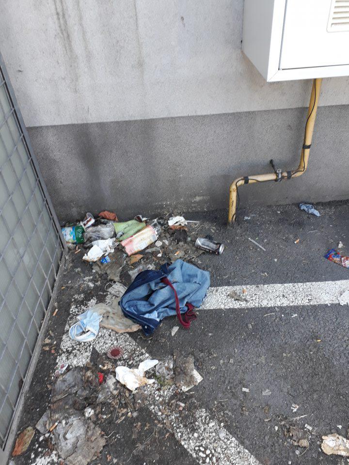 Vedľa klietok nahromadený rôzny odpad z obalov potravín, aj vo vnútri klietok, vedľa klietky riflové nohavice, potriesnené ľudskými výkalmi, v tomto priestore zápach po moči.