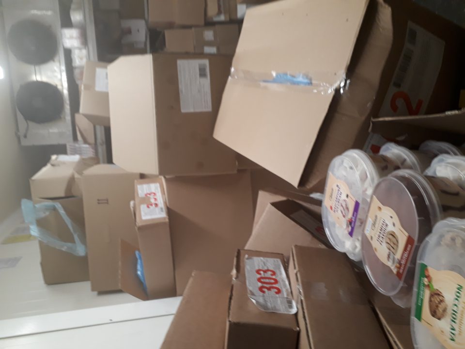 V mraziacom boxe mrazené krémy a krabice so zmrazeným pečivom nahádzané na seba.