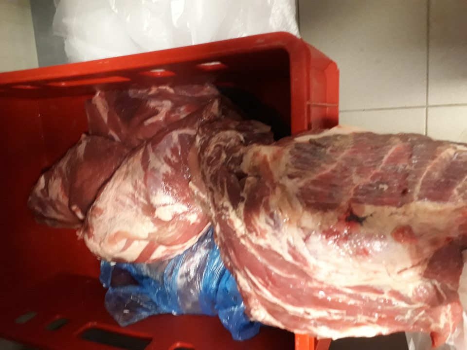 V chladiacom sklade čerstvého mäsa skladované spoločne s čerstvým neoznačené, senzozicky zmenené (zapáchajúce) mäso (cca 20 kg).