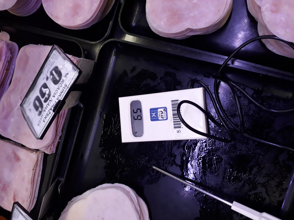 Nedodržanie teplotných režimov v chladiacej vitríne na úseku mäsových výrobkov.