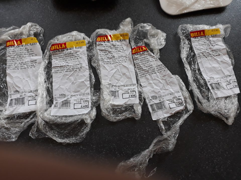 V koši nájdené staré etikety a obaly z vybalených syrov, prebaľovanie syrov a ich následné označovanie novými údajmi s predľžením dátumu spotreby.