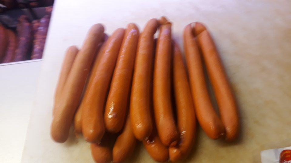 Nie je reálne vedená evidencia o dátume a čase otvárania originálnych obalov mäsových výrobkov, pomiešané čerstvé a nečerstvé párkoviny.