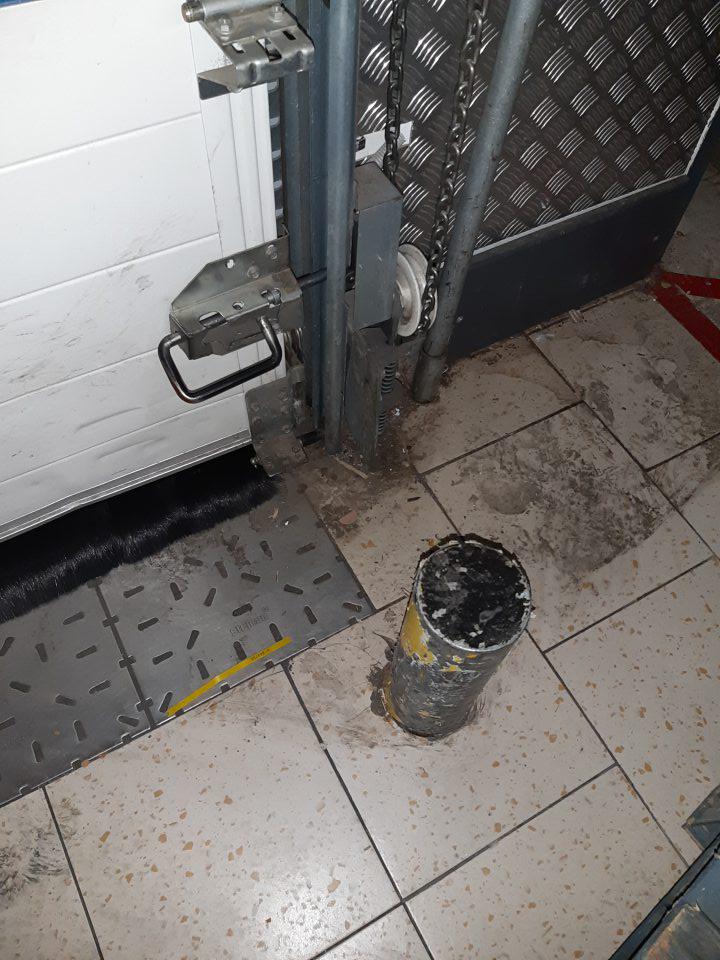 Zázemie prevádzkárne (skladovací a manipulačný priestor) neudržiavané v požadovanom hygienickom stave - rohy, kúty, ťažšie dostupné miesta silne znečistené, na rôznych miestach.
