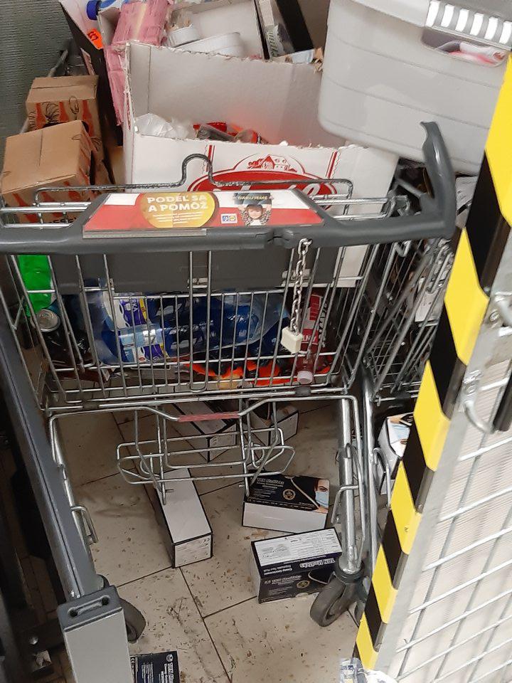 Potraviny určené na precenenie nahádzané, skladované spoločne s nepotravinárskym tovarom.