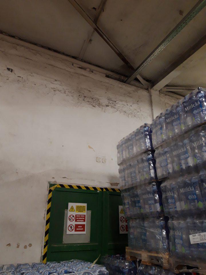 Znečistená stena a poškodená omietka