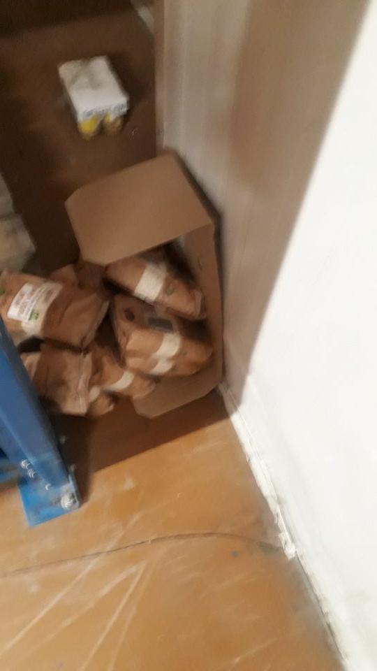 Potraviny porozhadzované po podlahe