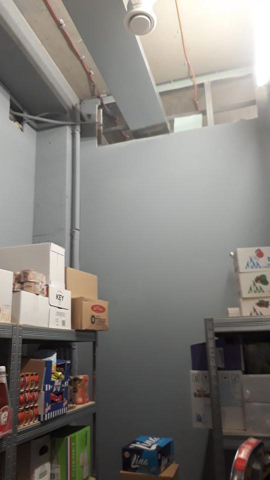 V suchom sklade je členitý necelistvý strop s množstvom stropných otvorov, nachádza sa v nich množstvo zachyteného prachu.