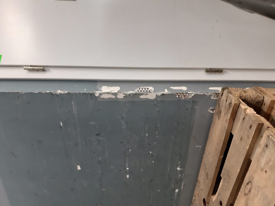 Dvere do tohto zariadenia majú poškodené okraje s chýbajúcou lištou.