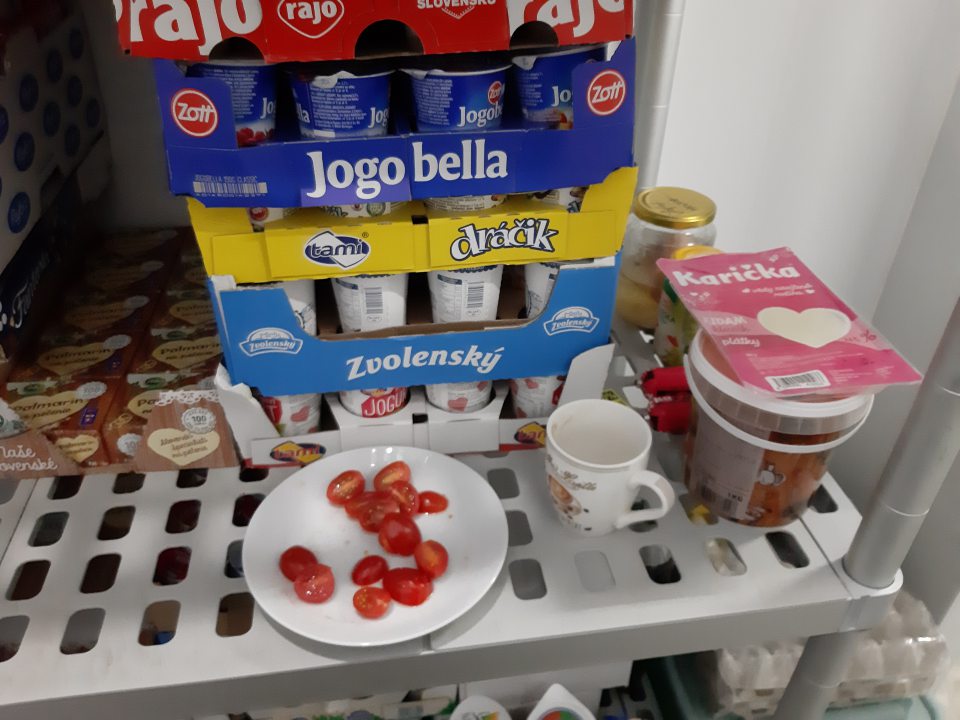 V chladiacom zariadení v zázemí sú so skladovanými potravinami skladované neoznačené veci pre osobnú spotrebu a tiež aj neoznačený vyradený tovar.