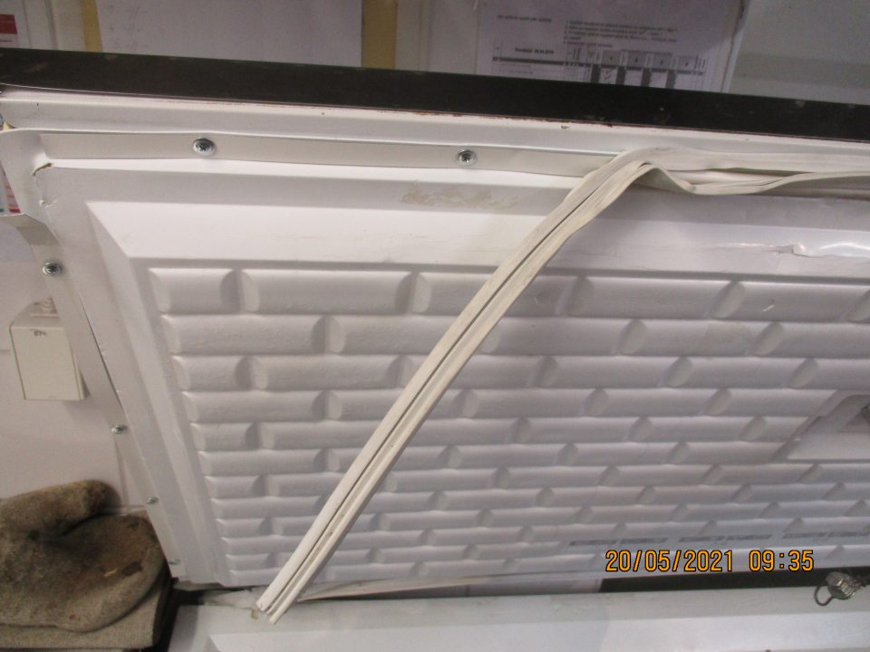 Tesnenie na mrazničke na úseku dopeku bolo uvoľnené. 