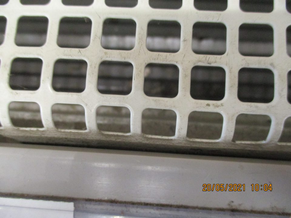 Znečistená mreža na chladiacom zariadení. 