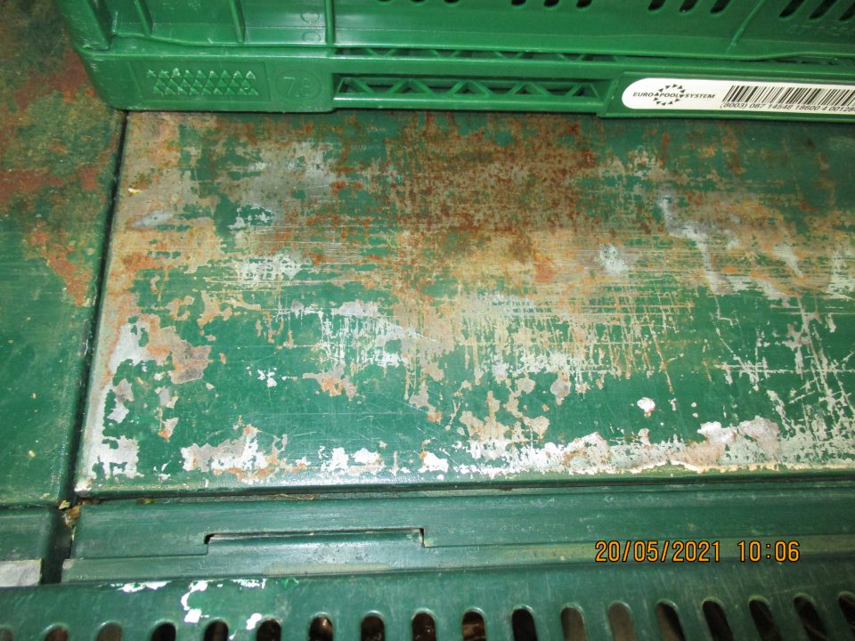 Ložná plocha v chladničke na ovocie a zeleninu bola skorodovaná.