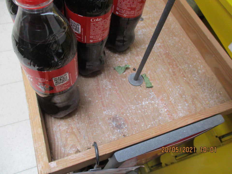 Regále boli znečistené. 