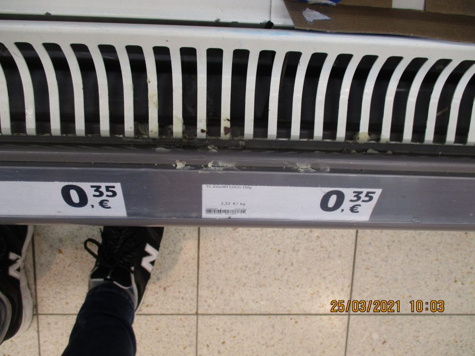 Opotrebovaná a znečistená chladnička.