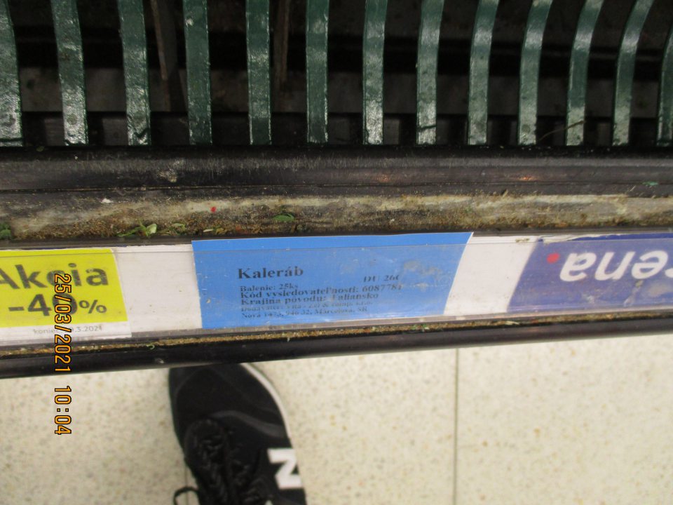 Opotrebovaná a poškodená chladnička.