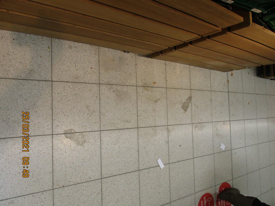 Špinavá podlaha na úseku ovocia a zeleniny. 