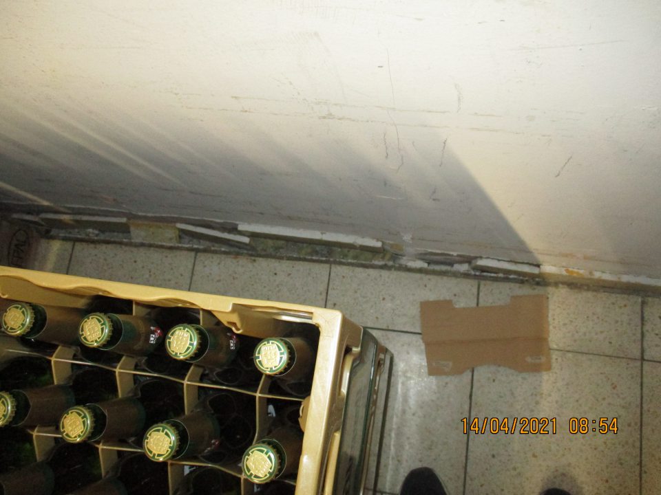 Poškodená, zatlačená stena do skladu.