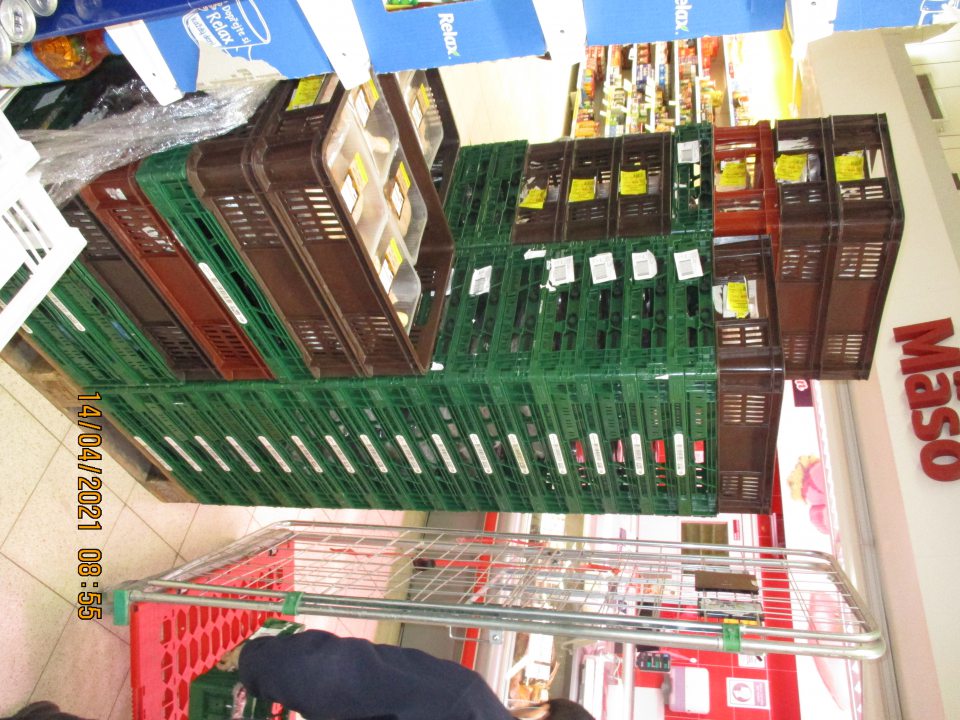 Naskladnený a rozbalovaný tovar na predajnej ploche predajne. 