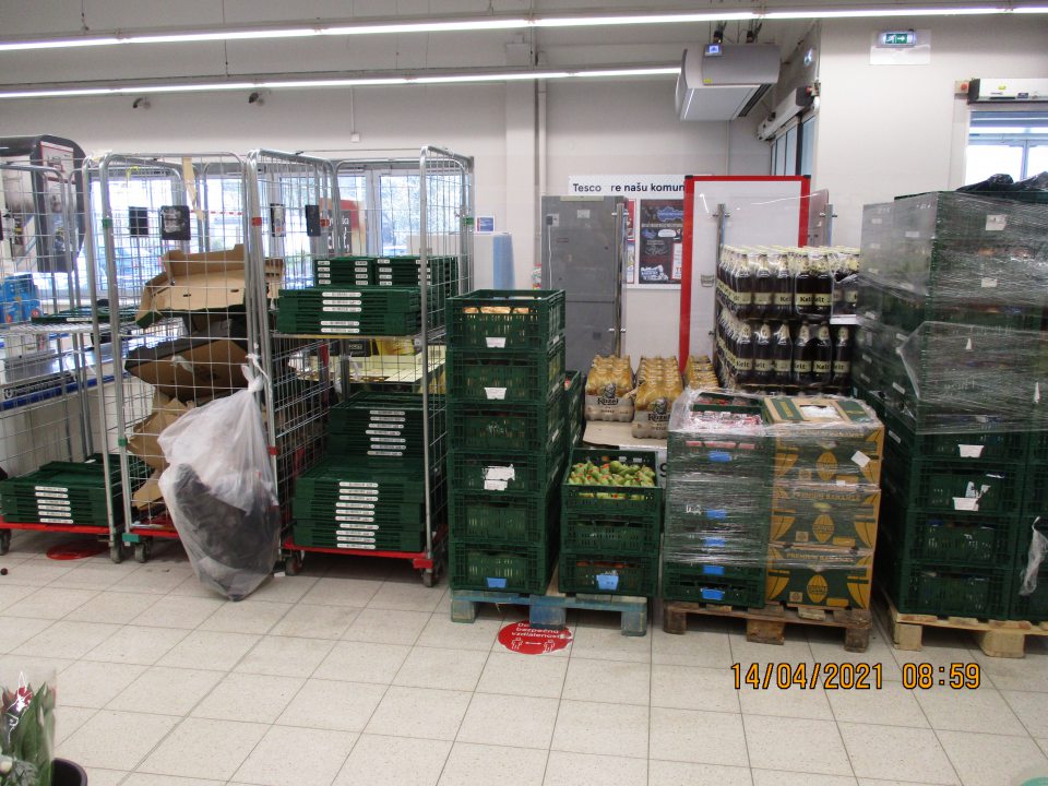 Skladovanie prázdnych prepraviek a obalového materiálu na predajni. 