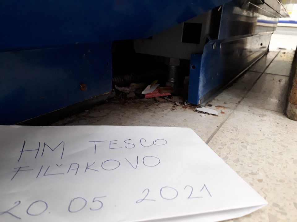 Podlaha pod mraziacim boxom znečistená, zatečená.