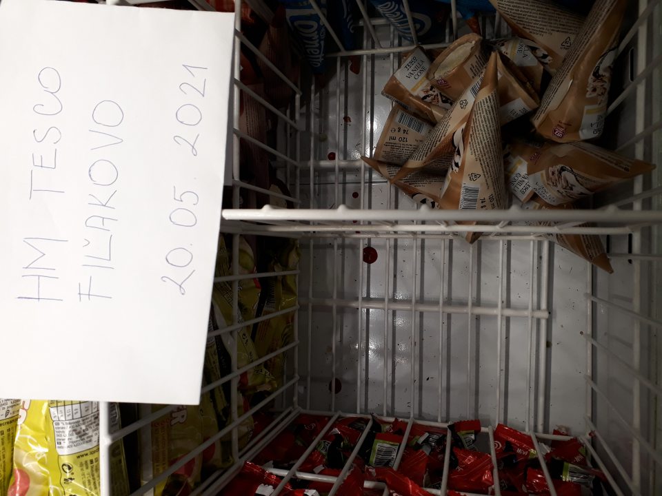 Na spodnej časti mraziacej vitríny nečistoty a zvyšky zamrznutej červenej tekutiny.