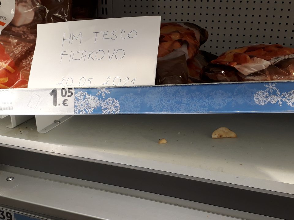 Nečistoty a zvyšky potravín na spodnej časti mraziacej vitríny.