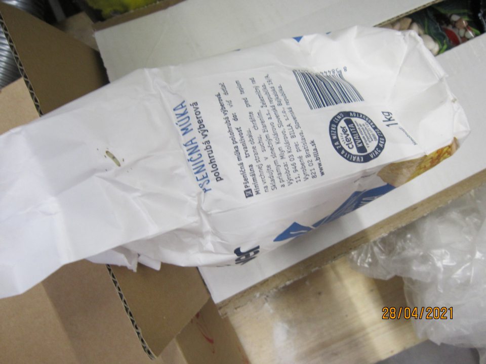 Výskyt živých škodcov (lariev) na obale múky.