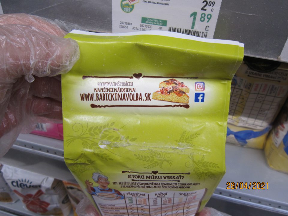 Výskyt živých škodcov (lariev) na obale múky.