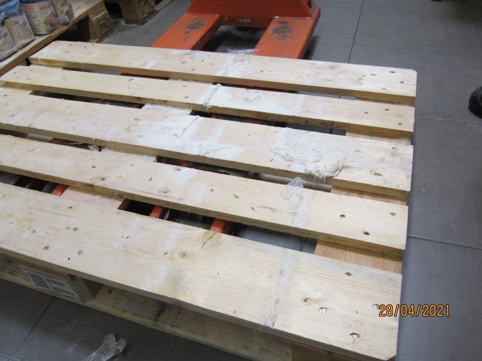 Paleta na predajnej ploche silne znečistená vatovitými zámotkami molí. 