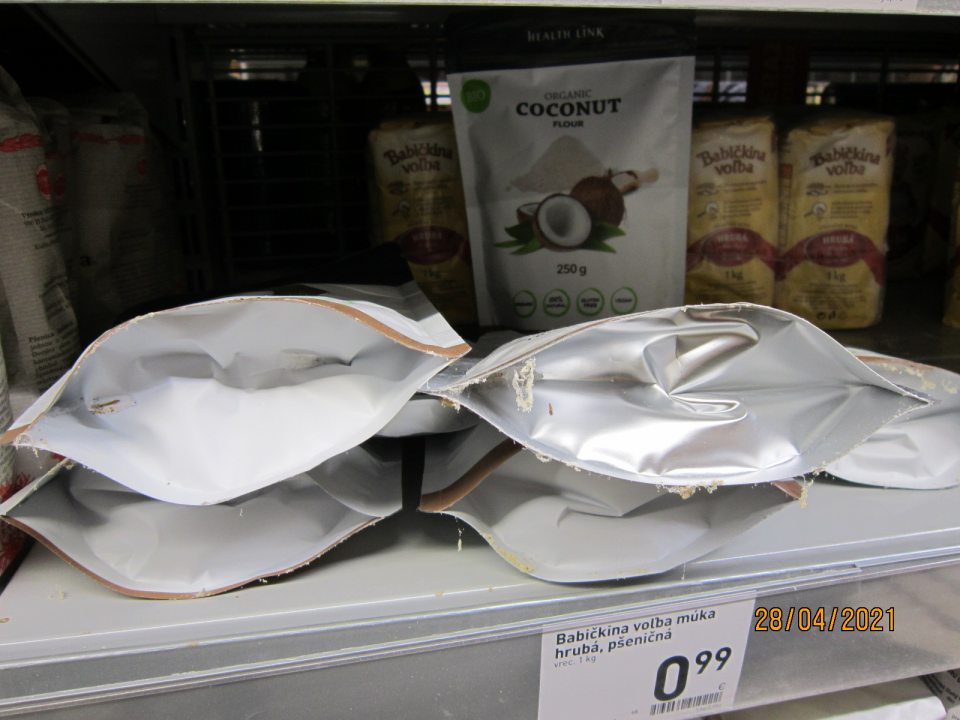 Vatovité zámotky molí na obaloch kokosovej múky.