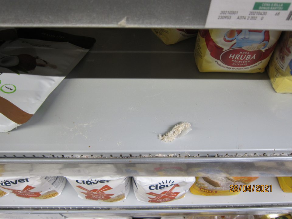 Vatovité zámotky molí na regáloch a lištách predajnej plochy. 