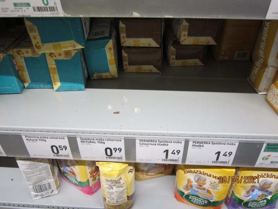 Výskyt škodcov (molí) na regáloch predajnej plochy.