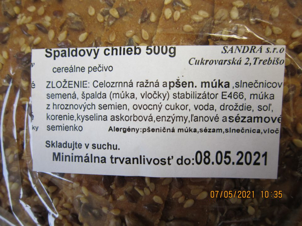 Nedostatok v označení výrobku: Špaldový chlieb 500g, cereálne pečivo - v  zozname zložiek nie sú zdôraznené zložky: „špalda (múka, vločky)“ obsahujúce alergén glutén. Ďalej v zozname zložiek predmetného výrobku nie je percentuálne vyjadrené množstvo špaldy, ktorá je uvedená v názve výrobku.