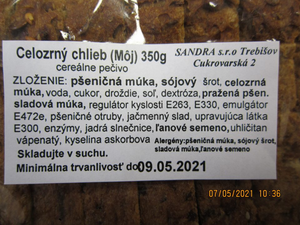 Nedostatok v označení výrobku: Celozrnný chlieb (Môj) 350g, cereálne pečivo - v zozname zložiek nie sú zdôraznené zložky: „pšeničné otruby“ a „jačmenný slad“ obsahujúce alergén glutén. Na etikete výrobku v zložení je vyznačený alergén „ľanové semeno“, ktorý nie je zaradený medzi látky alebo výrobky spôsobujúce alergie alebo neznášanlivosť. Ďalej v zozname zložiek predmetného výrobku nie je percentuálne vyjadrené množstvo celozrnnej múky, ktorá je uvedená v názve výrobku.