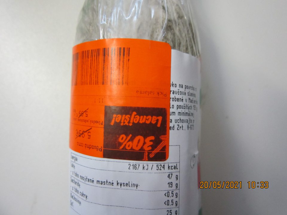 PICK Zimná saláma 380 g – na etikete výrobku prekryté povinné údaje o zložení výrobku, skladovacích podmienkach a výrobcovi.