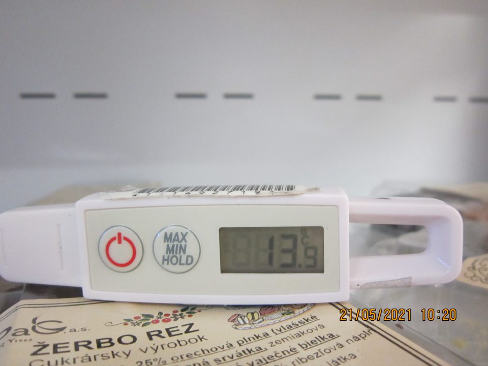 Nedodržanie podmienok skladovania určených výrobcom – na predajnej ploche v chladiarenskej vitríne s balenými cukrárskymi výrobkami a chladenými hotovými pokrmami nameraná teplota: o 10.20 hod.: +13,9(±0,1)°C. Na etikete cukrárskych výrobkov uvedené ,,Skladujte pri teplote do +6°C“. Na etikete hotových pokrmov uvedené ,,Skladujte pri teplote +1°C až +6°C“. 
