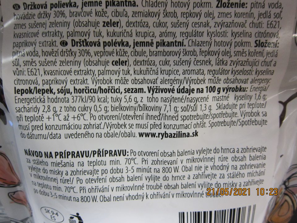 Nedodržanie podmienok skladovania určených výrobcom – na predajnej ploche v chladiarenskej vitríne chladenými hotovými pokrmami nameraná teplota: o 10.17 hod.: +10,4(±0,1)°C a o 10.20 hod. +13,9(±0,1)°C. Na etikete výrobku „Držková polievka, jemne pikantná“ uvedené ,,Skladujte pri teplote +1°C až +6°C“.