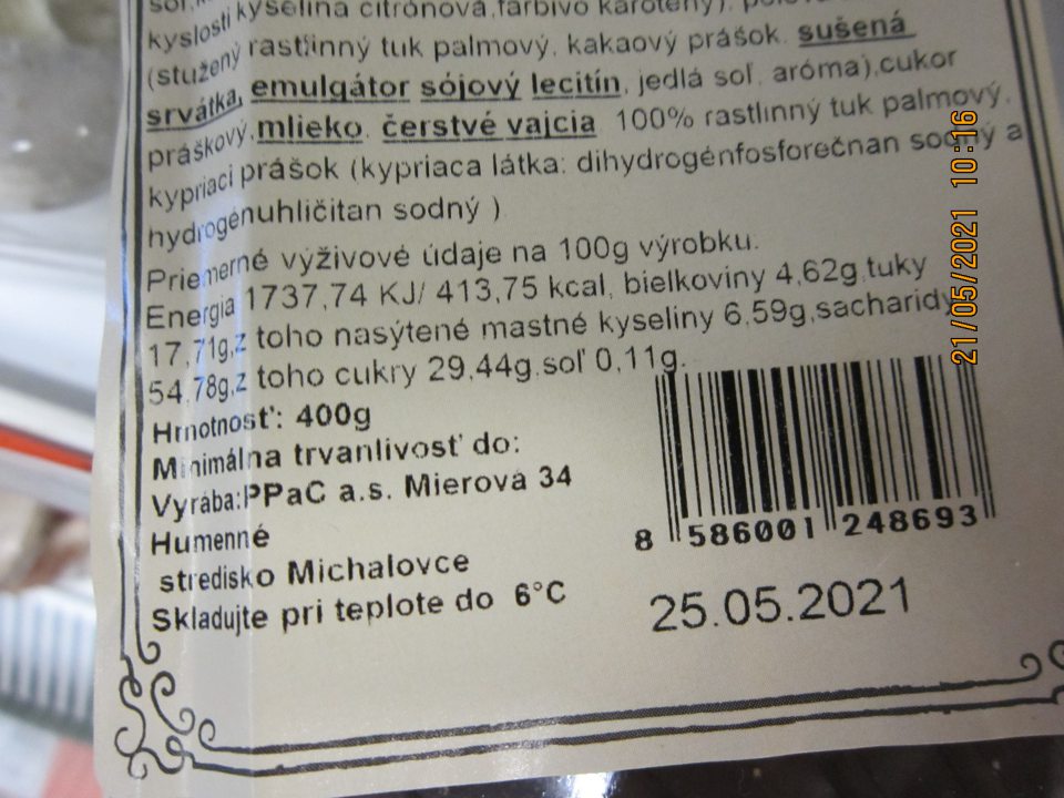 Nedodržanie podmienok skladovania určených výrobcom – na predajnej ploche v chladiarenskej vitríne s balenými cukrárskymi výrobkami  nameraná teplota: o 10.17 hod.: +10,4(±0,1)°C a o 10.20 hod. +13,9(±0,1)°C. Na etikete výrobku „Žerbo rez“ uvedené ,,Skladujte pri teplote do +6°C“. 
