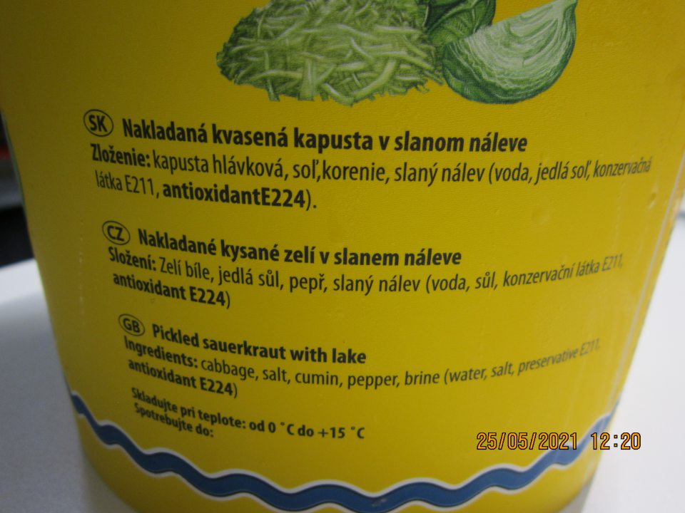 Na etikete výrobku: Kvasená kapusta, nakladaná kvasená kapusta v slanom náleve 3 kg, výrobca Kapustáreň s.r.o., Poštová 80, 900 27 Bernolákovo, v zložení je prostredníctvom tlače zvýraznená zložka: antioxidant E224 bez presného odkazu na názov látky alebo výrobku spôsobujúceho alergiu alebo neznášanlivosť. 