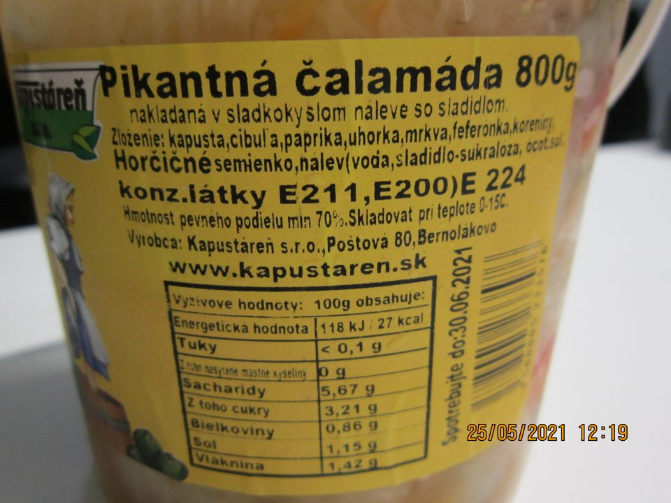 Na etikete výrobku: Pikantná čalamáda, nakladaná v sladkokyslom náleve so sladidlom 800 g, výrobca Kapustáreň s.r.o., Poštová 80, 900 27 Bernolákovo, v zložení sú prostredníctvom tlače zvýraznené zložky: konz. látky E211, E200, E224 bez presného odkazu na názov látky alebo výrobku spôsobujúceho alergiu alebo neznášanlivosť.