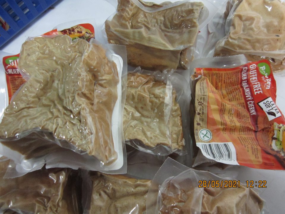 Na etikete výrobku je uvedené  „Balené v ochrannej atmosfére“, výrobok má deformovaný tvar, na pohľad vyzerá ako vákuovo balený výrobok, obal tesne prilieha na výrobok a deformuje jeho tvar.