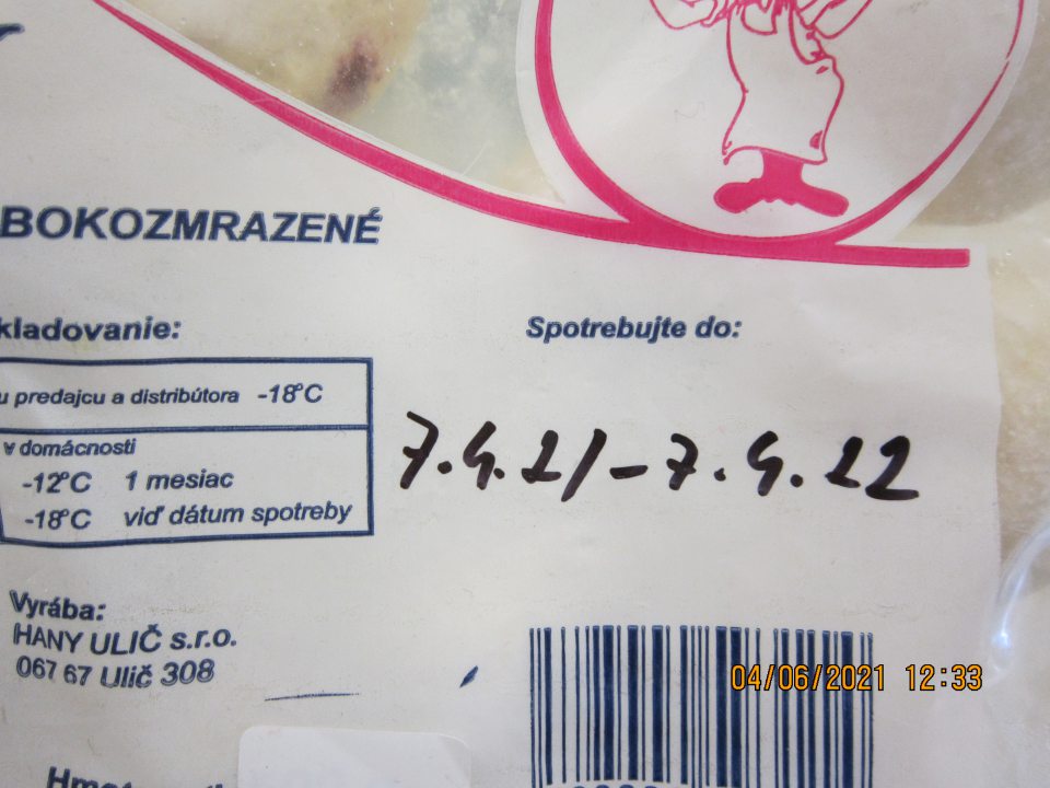 Nedostatok v označení výrobku: Zemiakové knedlíčky slivkové hlbokozmrazené 900g – nesprávny spôsob uvedenia údaja o dátume spotreby v tvare od-do: 7.4.21-7.4.22, správne má byť len jeden presný dátum v tvare deň, mesiac, rok.